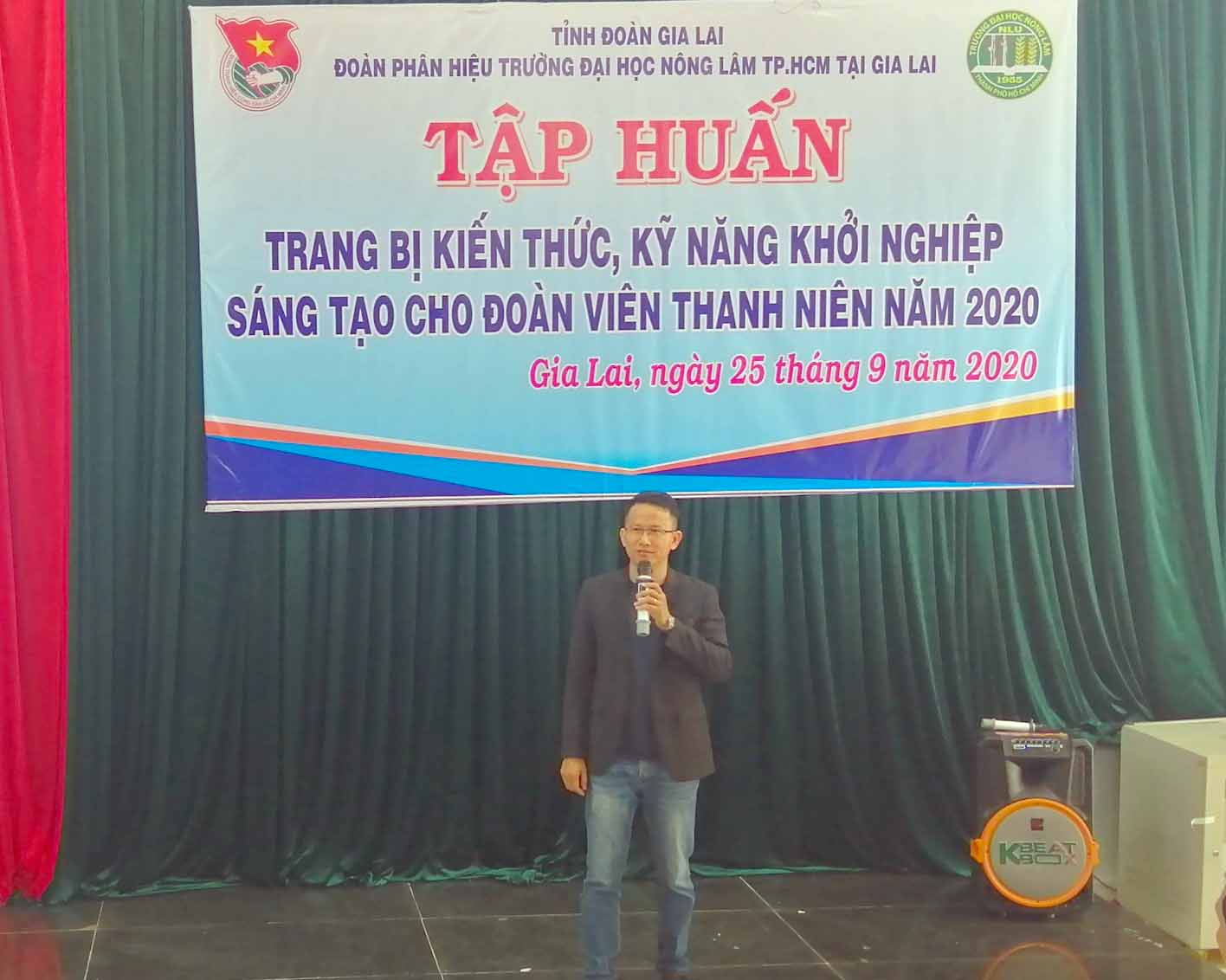 Anh Nguyễn Hữu Duy Phó chủ nhiệm CLB Khởi nghiệp nông nghiệp Gia Lai chia sẻ kỹ năng khởi nghiệp. Ảnh: Ksor H'Yuên