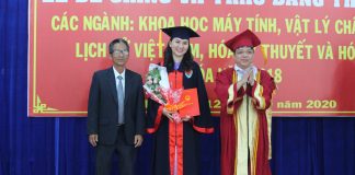 Lãnh đạo Trường Đại học Khoa học (Đại học Huế) trao bằng thạc sĩ cho học viên. Ảnh: Nguyễn Tú