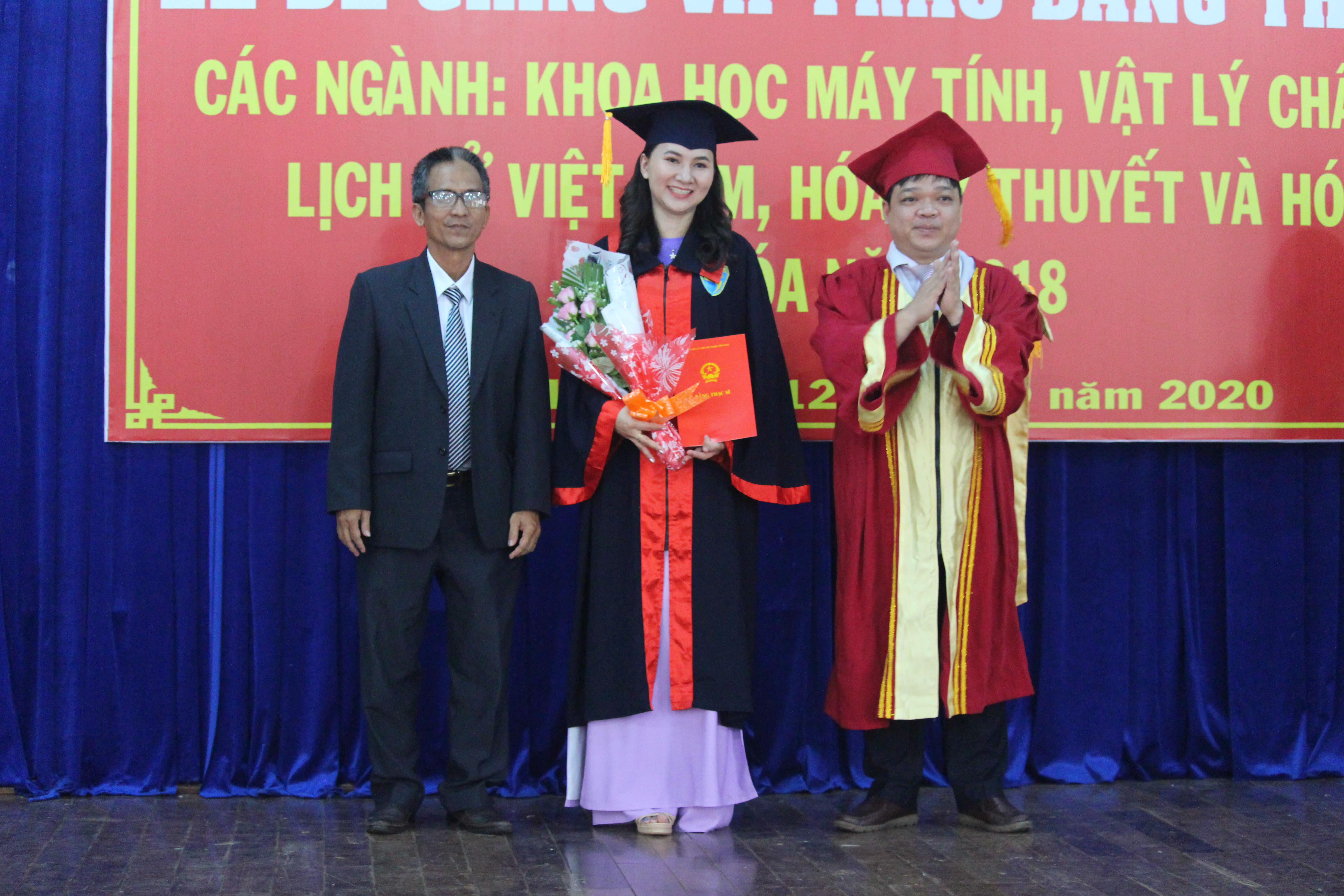 Lãnh đạo Trường Đại học Khoa học (Đại học Huế) trao bằng thạc sĩ cho học viên. Ảnh: Nguyễn Tú