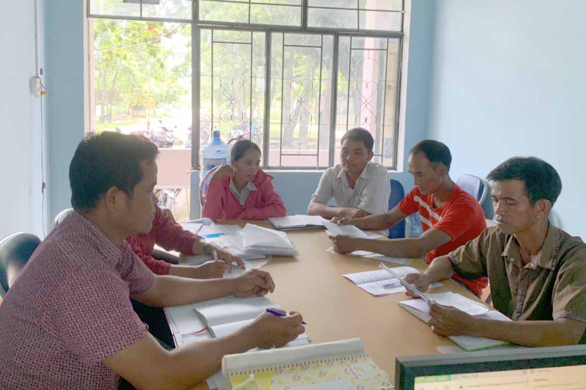 Ông Siu Lêu (thứ 3 từ phải qua, Phó Chủ tịch HĐND xã Ia Kdăm, huyện Ia Pa) hướng dẫn giải quyết một vụ tranh chấp tại địa phương. Ảnh: Vũ Chi 