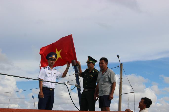 Trao 2.000 lá cờ Tổ quốc cho ngư dân huyện An Minh Ảnh 3