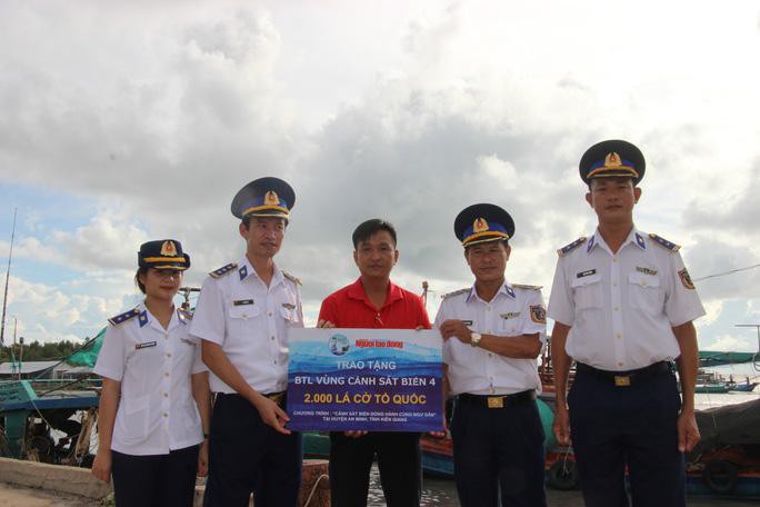 Trao 2.000 lá cờ Tổ quốc cho ngư dân huyện An Minh Ảnh 1