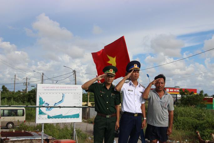 Trao 2.000 lá cờ Tổ quốc cho ngư dân huyện An Minh Ảnh 4
