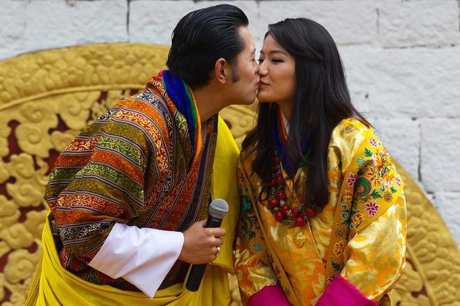 3 anh em Quốc vương Bhutan lấy 3 chị em cùng một nhà Ảnh 2