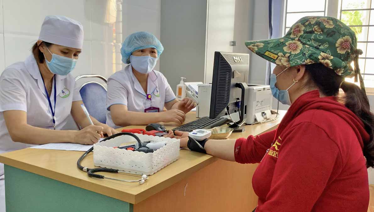 Bác sĩ Trung tâm Y tế huyện Chư Sê khám-chữa bệnh cho người dân. Ảnh: Như Nguyện