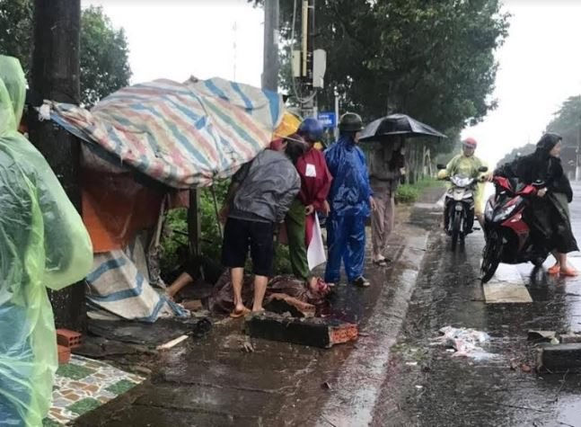 Một người dân trú mưa bị tai nạn ở Pleiku 2