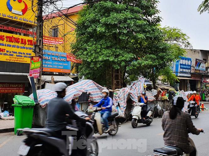 Rác lại ngập đường phố Hà Nội vì dân chặn bãi rác Nam Sơn Ảnh 6