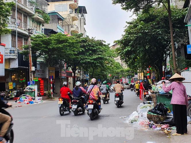 Rác lại ngập đường phố Hà Nội vì dân chặn bãi rác Nam Sơn Ảnh 1