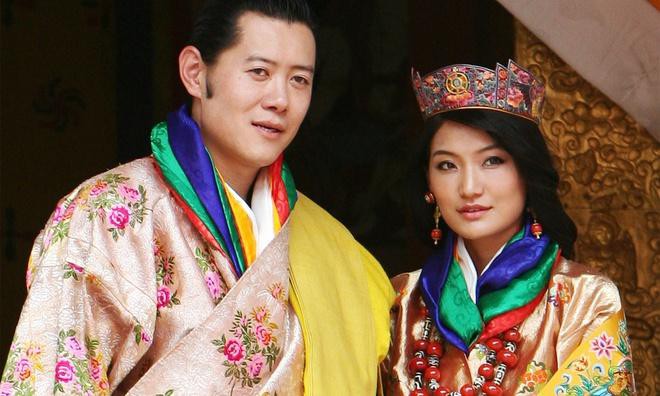 3 anh em Quốc vương Bhutan lấy 3 chị em cùng một nhà Ảnh 1