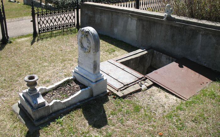 Lối nhỏ đặc biệt sát phần mộ 149 năm tuổi khiến dân tình tò mò nhưng lý do đằng sau lại khiến ai nấy bật khóc Ảnh 1