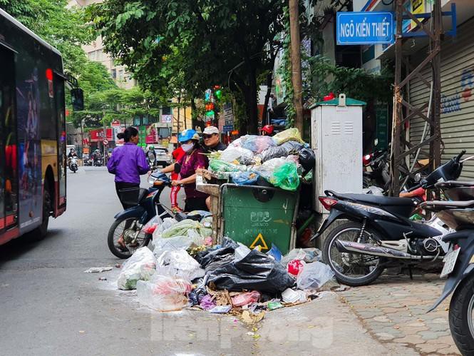 Rác lại ngập đường phố Hà Nội vì dân chặn bãi rác Nam Sơn Ảnh 2