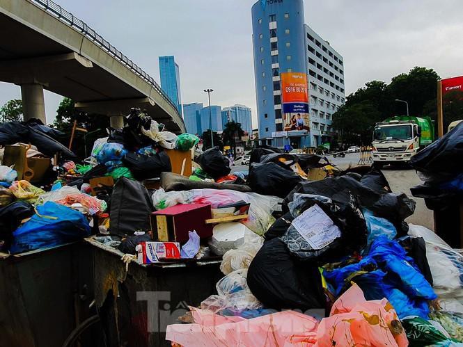 Rác lại ngập đường phố Hà Nội vì dân chặn bãi rác Nam Sơn Ảnh 8