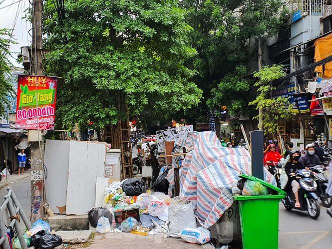 Rác lại ngập đường phố Hà Nội vì dân chặn bãi rác Nam Sơn Ảnh 11