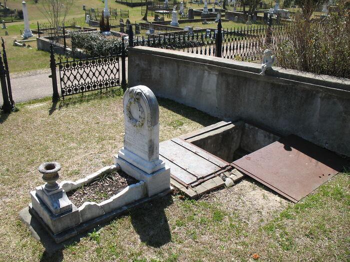 Lối nhỏ đặc biệt sát phần mộ 149 năm tuổi khiến dân tình tò mò nhưng lý do đằng sau lại khiến ai nấy bật khóc Ảnh 3