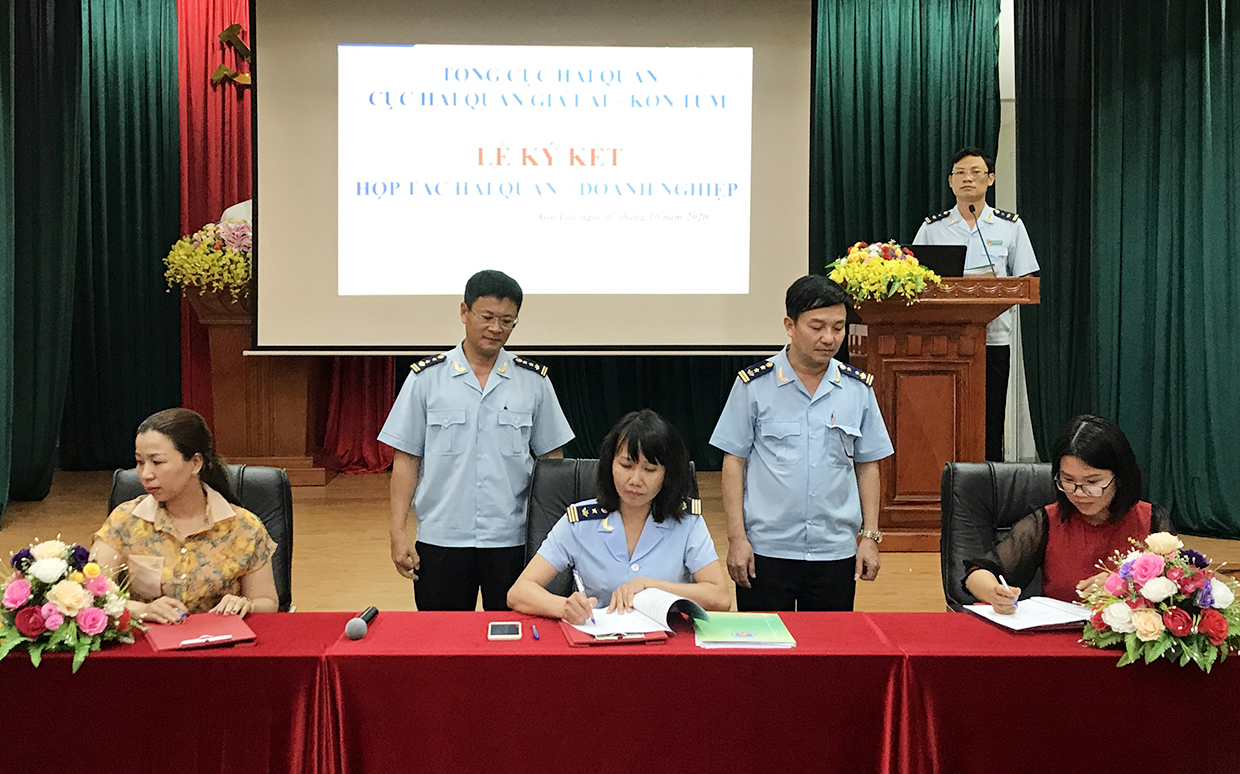  Cục Hải quan Gia Lai-Kon Tum ký kết hợp tác với doanh nghiệp về hỗ trợ thực thi pháp luật. Ảnh: Hà Duy