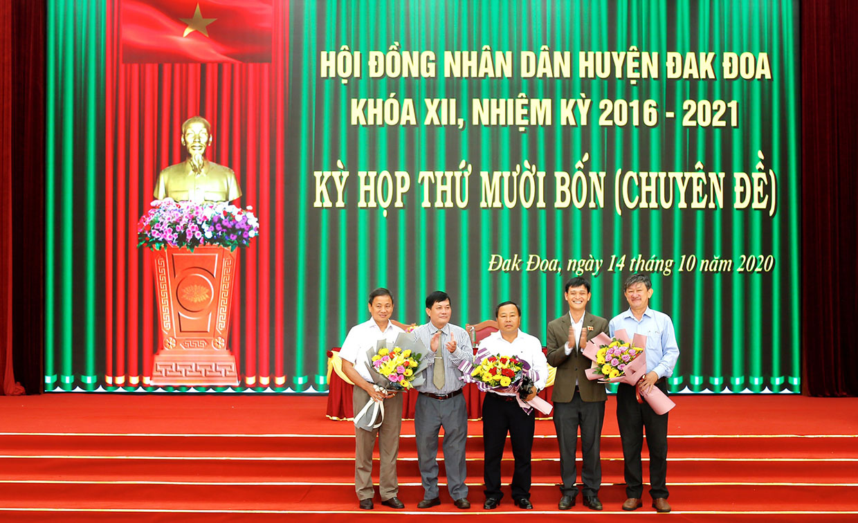 Ông Nguyễn Hữu Thọ-Bí thư Huyện ủy Đak Đoa (thứ 2 từ trái qua) tặng hoa các cán bộ vừa được miễn nhiệm các chức danh do HĐND huyện bầu. Ảnh: Đinh Yến