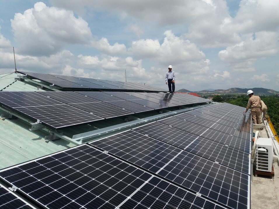Lắp đặt hệ thống điện mặt trời áp mái ở huyện Đức Cơ. Ảnh: Kim Linh