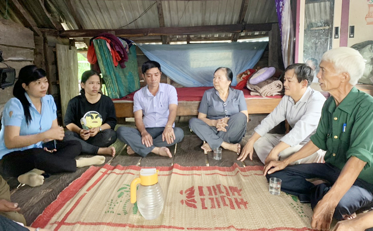   Hội Khuyến học huyện cùng đại diện UBND xã Ia Ake (huyện Phú Thiện) đến thăm, động viên em Nay HBan (thứ 2 từ trái sang). Ảnh: V.C