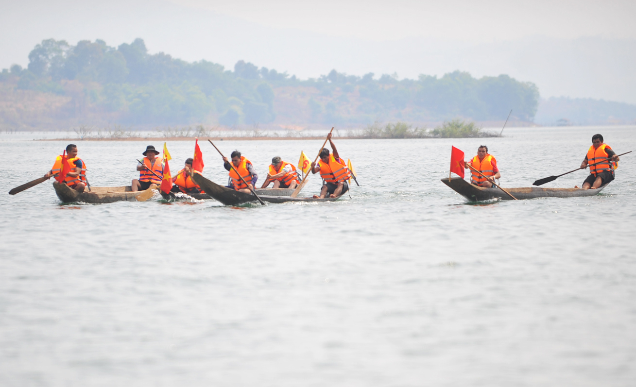 Hội đua thuyền độc mộc trên sông Pô Kô lần II sẽ diễn ra từ ngày 13 đến 15-11. Ảnh: Nguyễn Tú