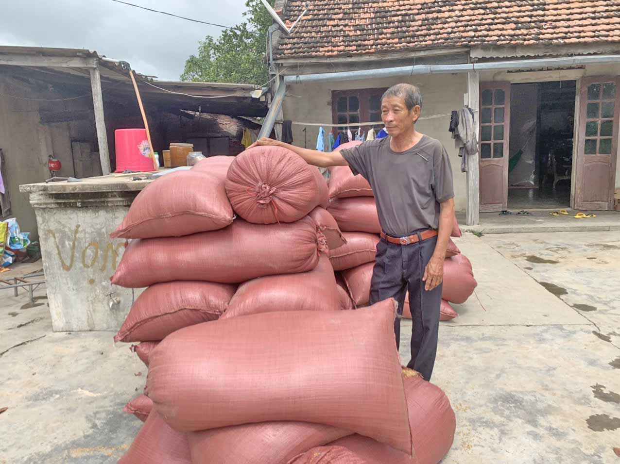 Ông Dương Văn Đăng (thôn Thắng Lợi 1, xã Ia Sol) chuẩn bị phơi lúa mùa. Ảnh: Vũ Chi
