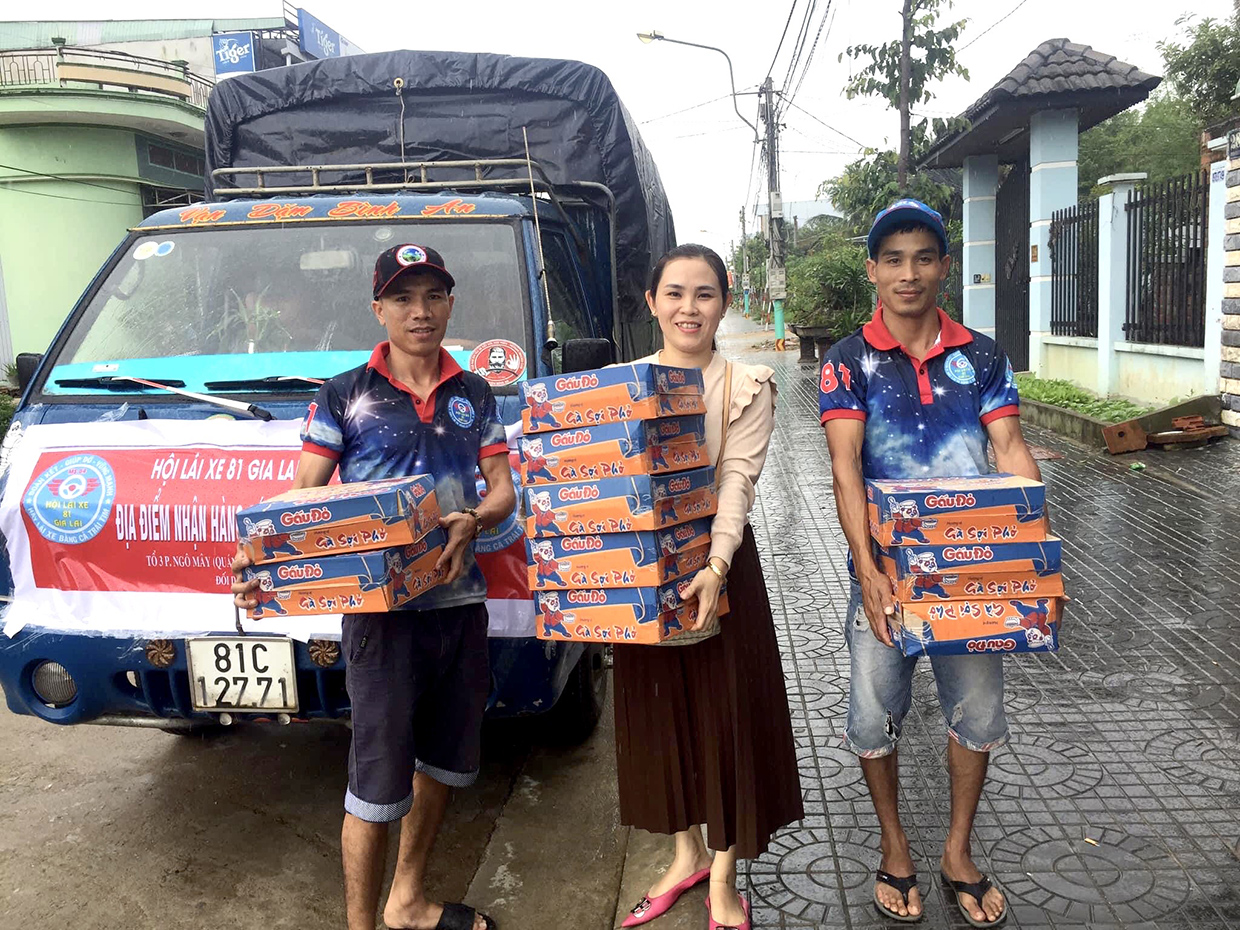 Thành viên Hội Lái xe 81 Gia Lai khu vực An Khê quyên góp hàng từ thiện ủng hộ bà con lũ lụt miền Trung. Ảnh: Lê Hòa