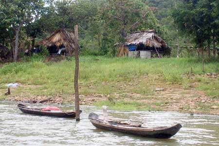 Xuồng độc mộc và những căn nhà tạm của ngư dân xóm chài trên lòng hồ Ayun Hạ. Ảnh: Internet