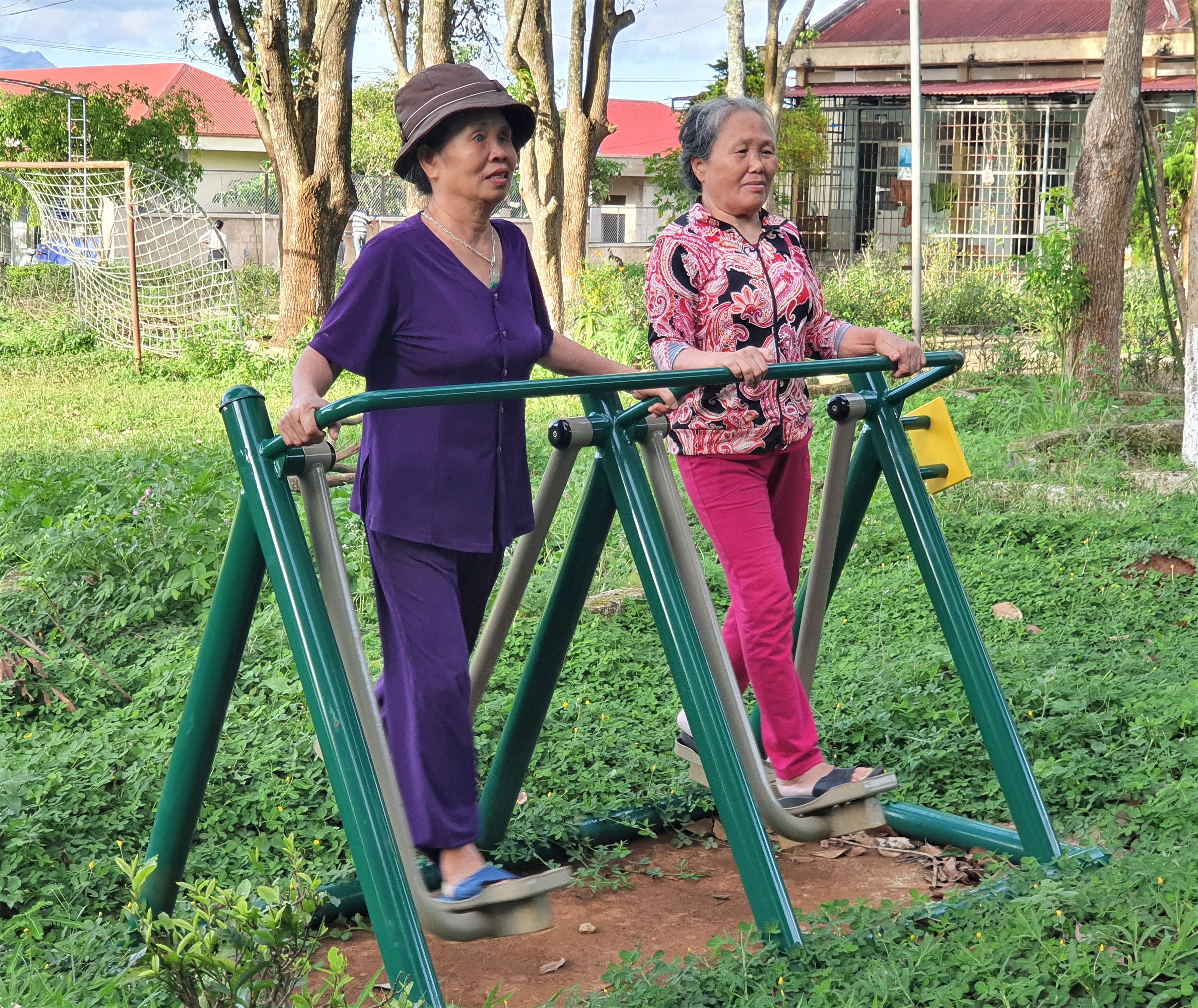 Người cao tuổi tại Trung tâm Bảo trợ Xã hội tổng hợp tỉnh thường xuyên tập thể dục để nâng cao sức khỏe. Ảnh: Hà Đức Thành