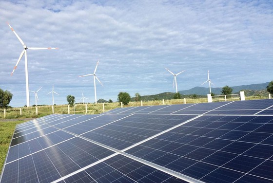 Thông tin từ Sở Công thương cho biết, tính đến hết tháng 5-2020, cả nước đã có hơn 90 dự án hoặc một phần dự án điện mặt trời và 10 dự án hoặc một phần dự án điện gió, với tổng công suất gần 6.000 MW vận hành thương mại. (Ảnh EVN)