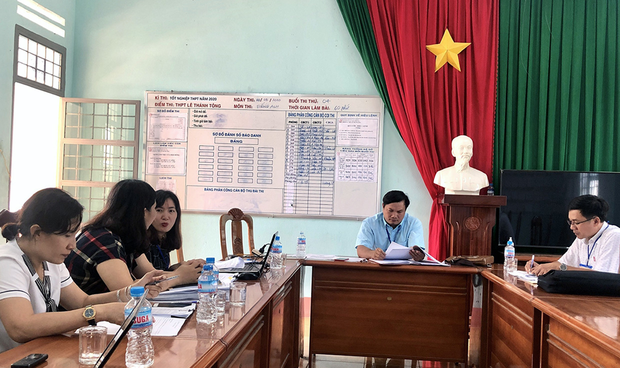   Thanh tra Sở GD-ĐT kiểm tra thu-chi đầu năm học tại Trường THPT Lê Thánh Tông (thị xã Ayun Pa). Ảnh: Nguyễn Giang