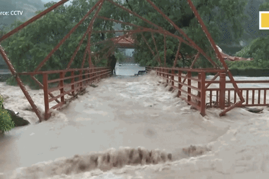 Bão Hagupit gây mưa lớn dẫn tới ngập lụt ở miền đông Trung Quốc năm 2020. Ảnh: CCTV