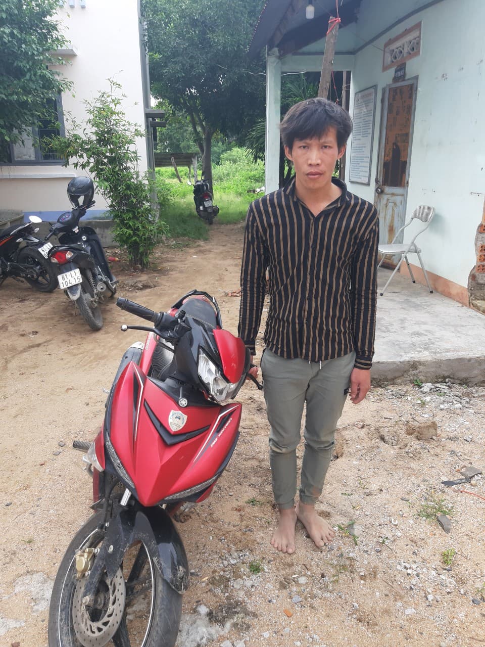 Đối tượng Nguyễn Quang Hưng cùng chiếc xe trộm cắp được. Ảnh: Cúc Phương