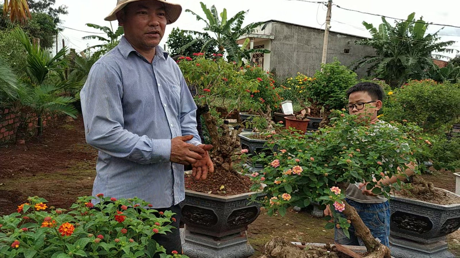 Anh Nguyễn Tiến Dũng (tổ 2, thị trấn Đak Đoa) chia sẻ về kỹ thuật ghép hoa ngũ sắc. Ảnh: Sơn Ca 