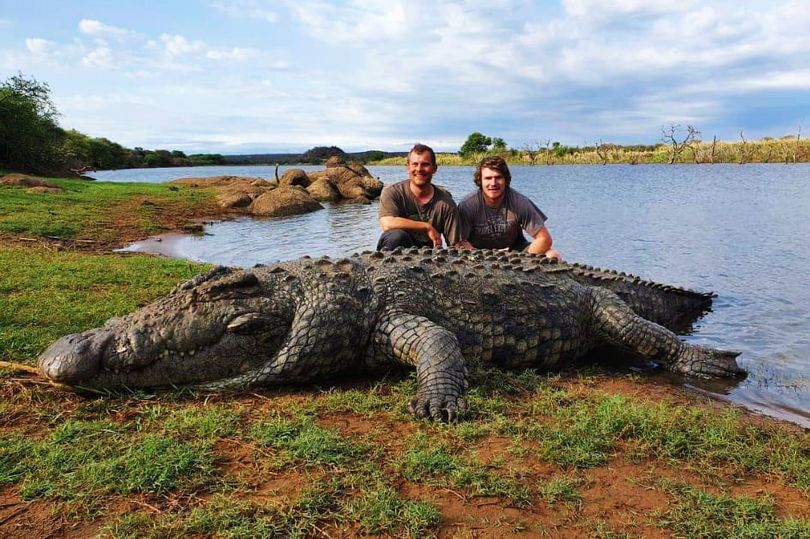 Hai ngư dân phát hiện con cá sấu khổng lồ 5,4 mét chết bí ẩn trên sông. Ảnh: Newsflash