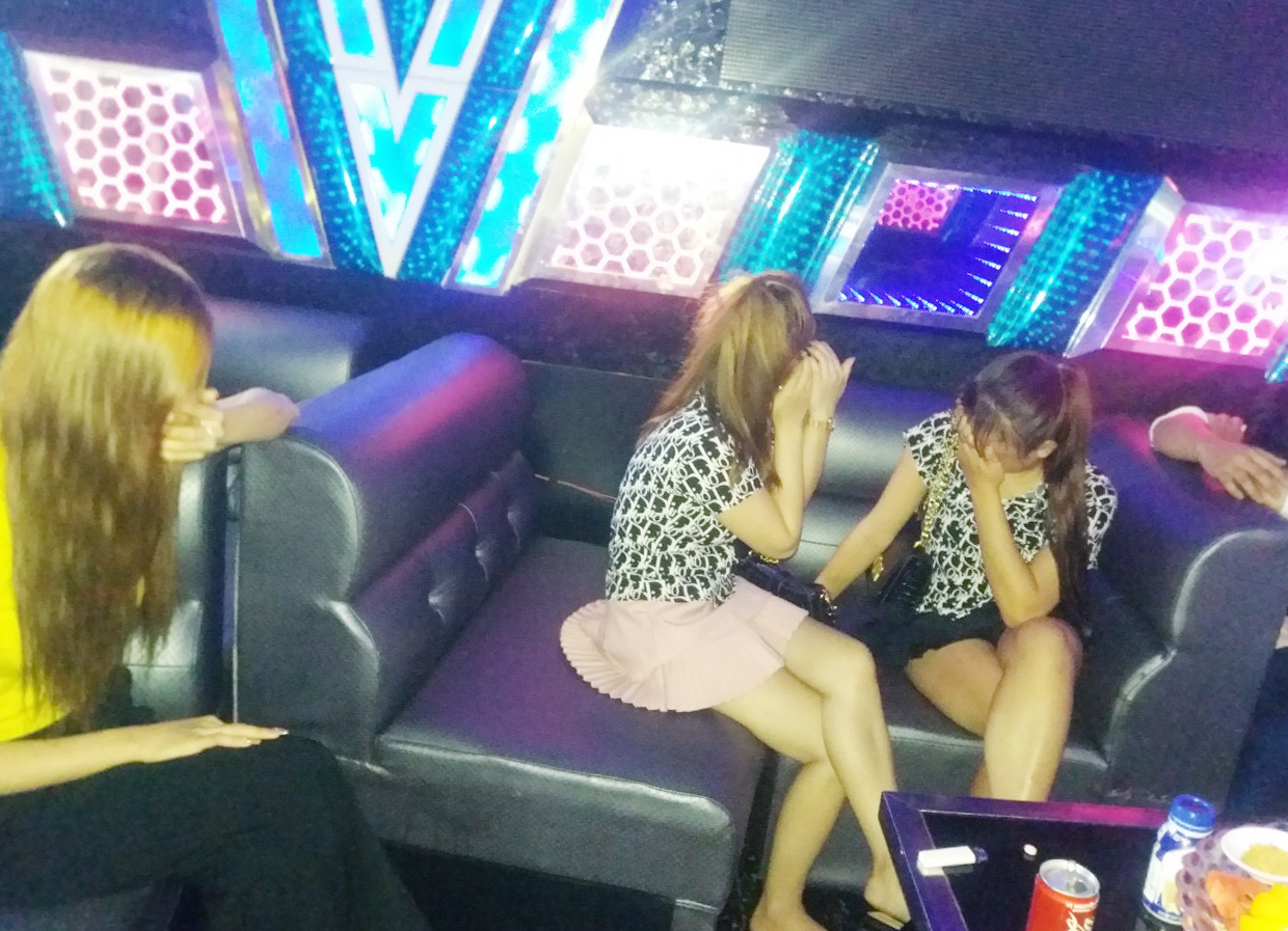 Các đối tượng tụ tập, sử dụng trái phép chất ma túy trong quán karaoke Gold. Ảnh: Văn Ngọc