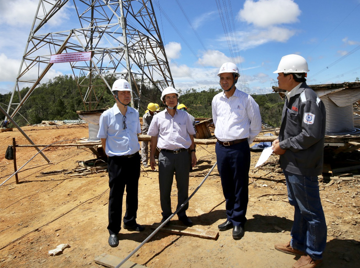 Đại diện lãnh đạo Tổng công ty Truyền tải điện Quốc gia đến kiểm tra và đôn đốc đẩy nhanh tiến độ dự án. Ảnh: Hà Duy