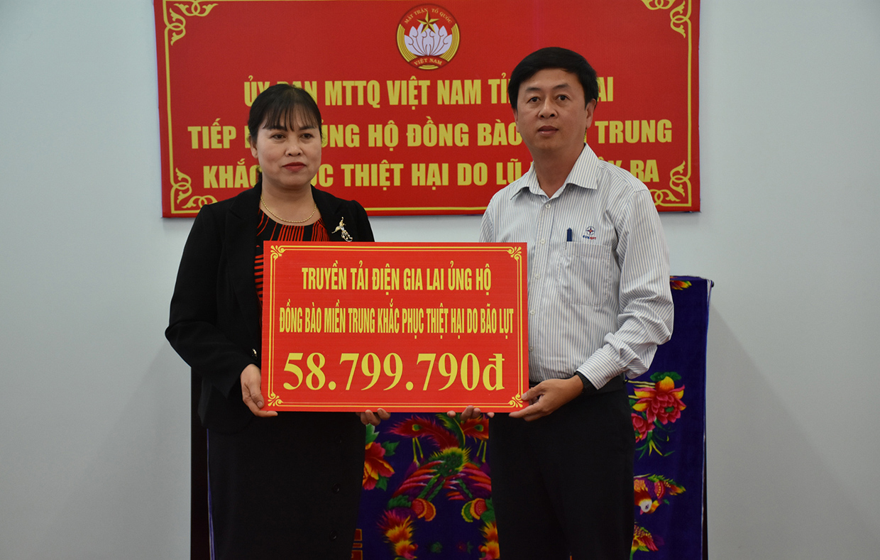  Đại diện Công ty Truyền tải điện Gia Lai trao số tiền 58.799.790 đồng hỗ trợ đồng bào các tỉnh miền Trung cho Ủy ban MTTQ Việt Nam tỉnh Gia Lai. Ảnh: Hà Phương