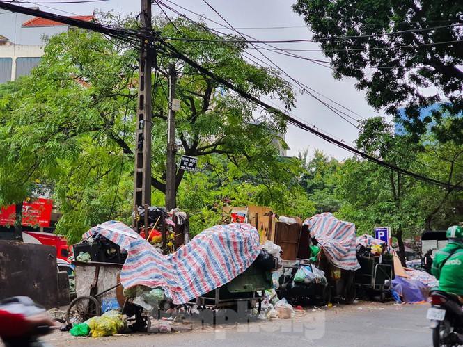 Rác lại ngập đường phố Hà Nội vì dân chặn bãi rác Nam Sơn Ảnh 9