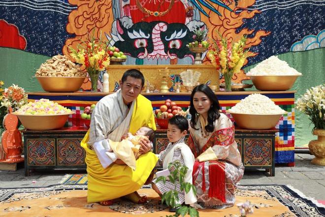 3 anh em Quốc vương Bhutan lấy 3 chị em cùng một nhà Ảnh 3