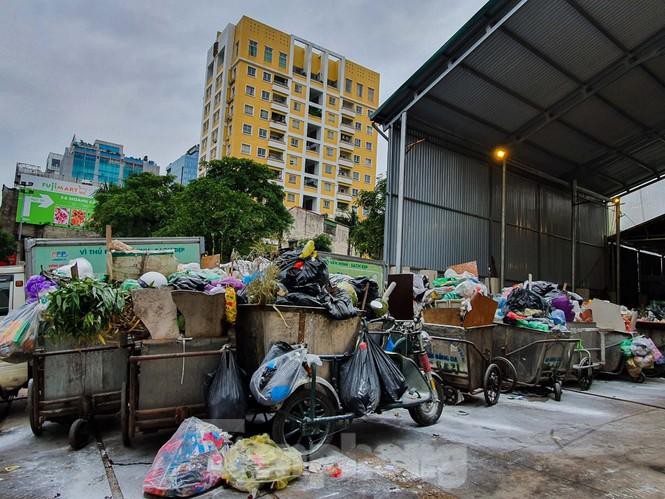 Rác lại ngập đường phố Hà Nội vì dân chặn bãi rác Nam Sơn Ảnh 4