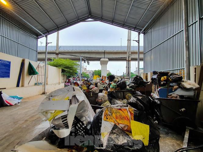 Rác lại ngập đường phố Hà Nội vì dân chặn bãi rác Nam Sơn Ảnh 5
