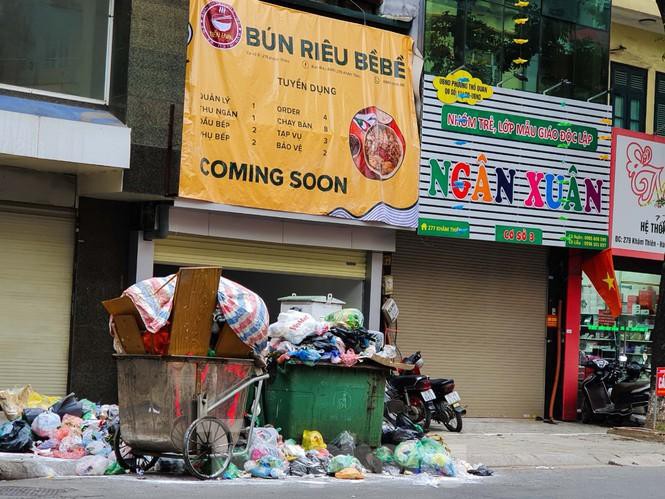 Rác lại ngập đường phố Hà Nội vì dân chặn bãi rác Nam Sơn Ảnh 3