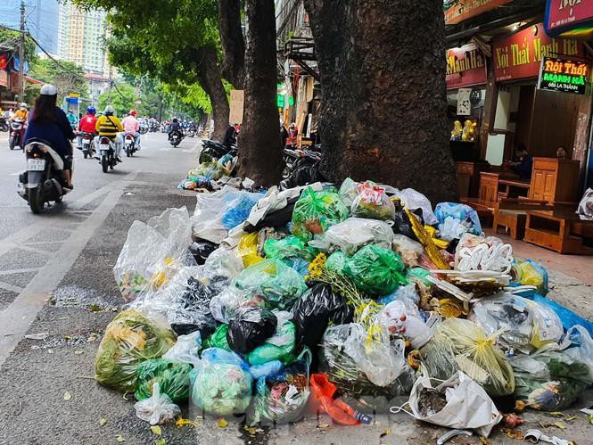 Rác lại ngập đường phố Hà Nội vì dân chặn bãi rác Nam Sơn Ảnh 7