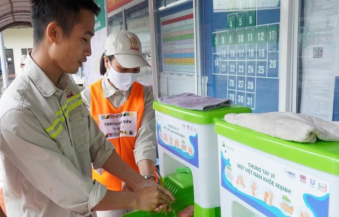 Hơn 15.000 công nhân rửa tay với xà phòng ngừa Covid-19 Ảnh 1