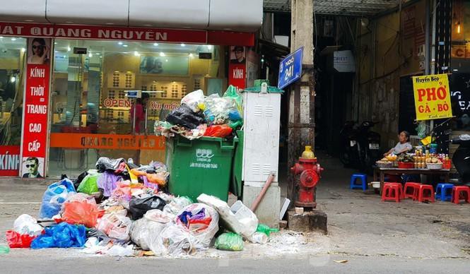 Rác lại ngập đường phố Hà Nội vì dân chặn bãi rác Nam Sơn Ảnh 10