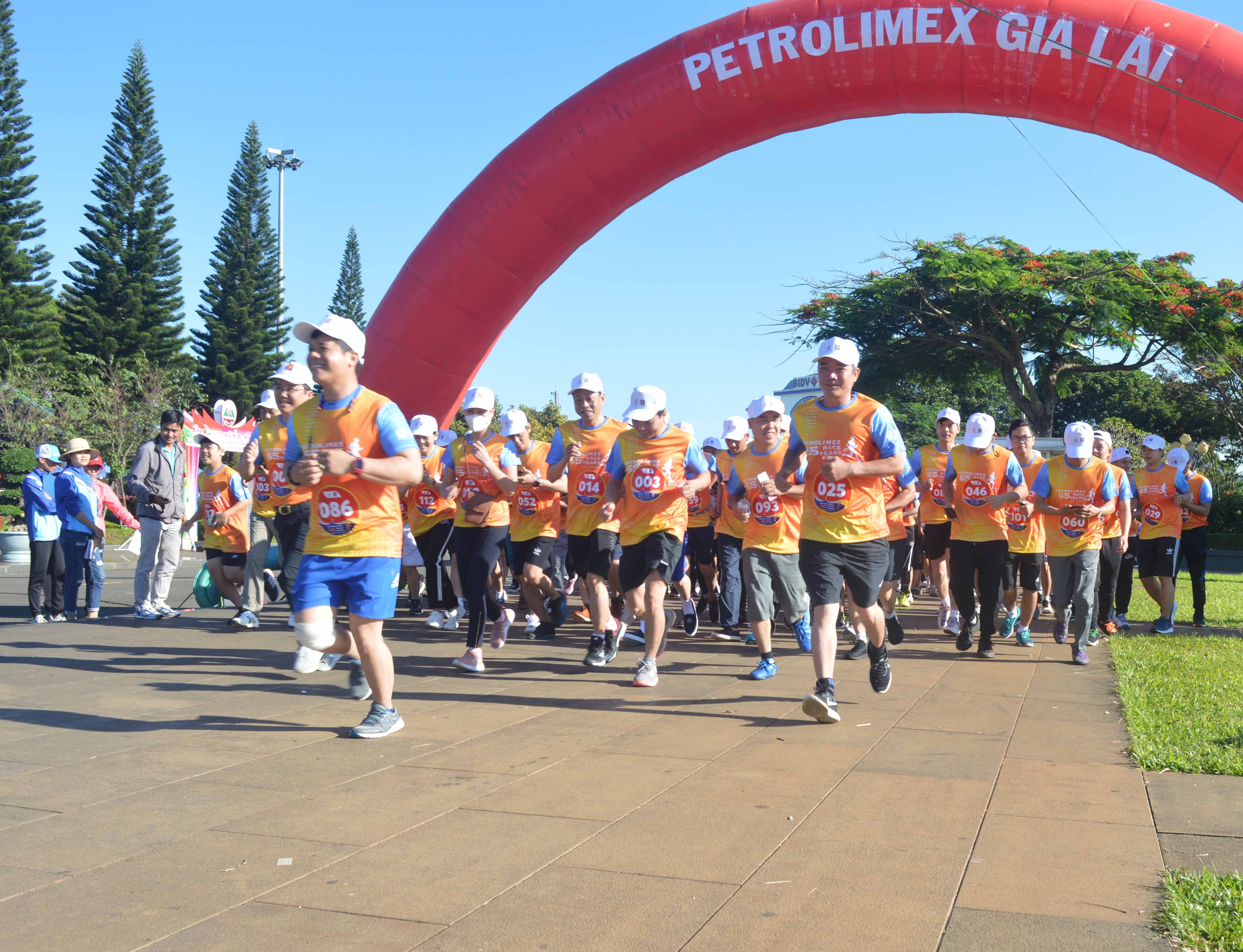 130 vận động viên tham gia giải Việt dã Petrolimex Gia Lai lần I. Ảnh: Anh Huy    