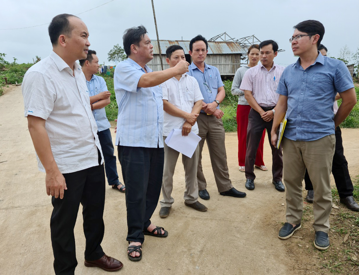 Phó Chủ tịch UBND tỉnh Kpă Thuyên (thứ 3 từ trái qua) kiểm tra tình hình khắc phục hậu quả bão số 9 tại xã Chư Krey (huyện Kông Chro). Ảnh: Ngọc Sang