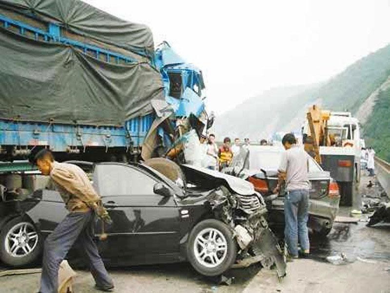 43 ô-tô đâm liên hoàn làm bốn người chết tại Thiểm Tây (Trung Quốc) Ảnh 1