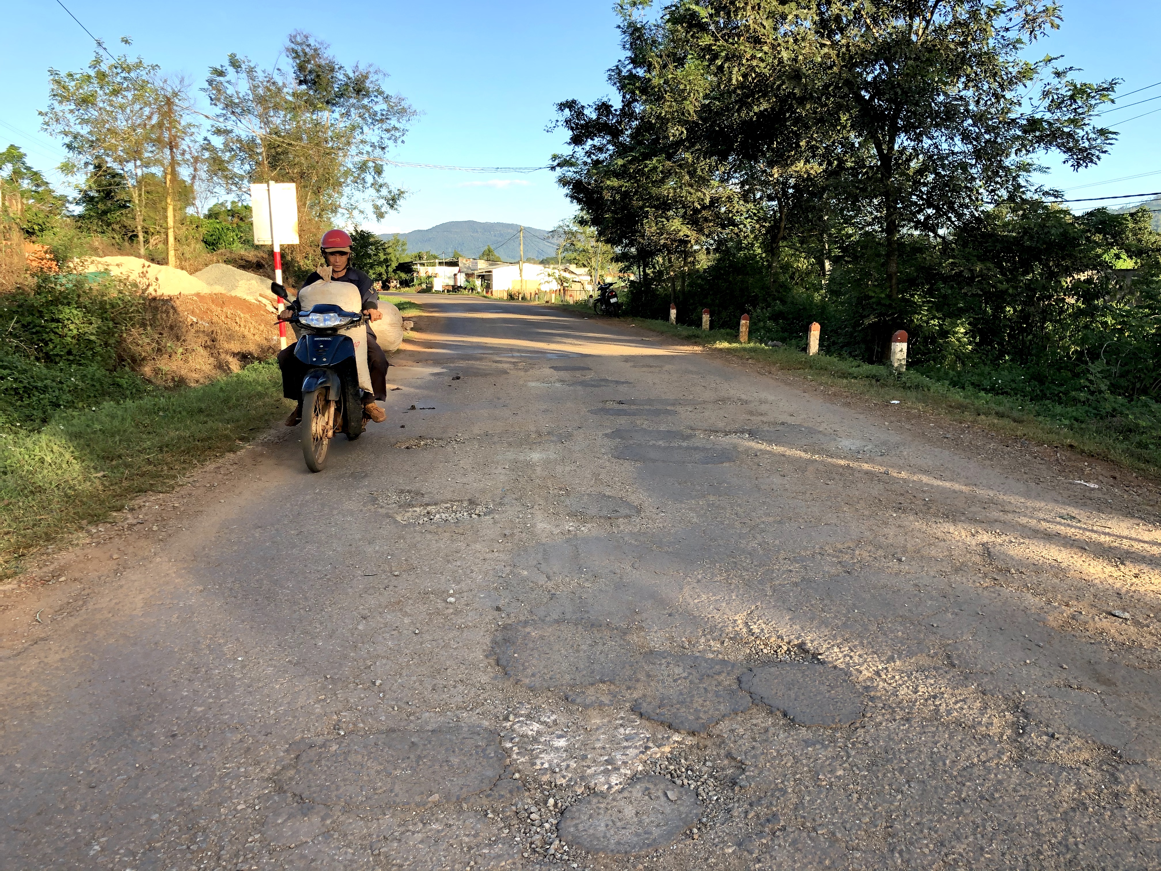 Quốc lộ 19D đoạn qua xã Đak Sơ Mei (huyện Đak Đoa) hiện đang xuống cấp. Ảnh: Hải Lê