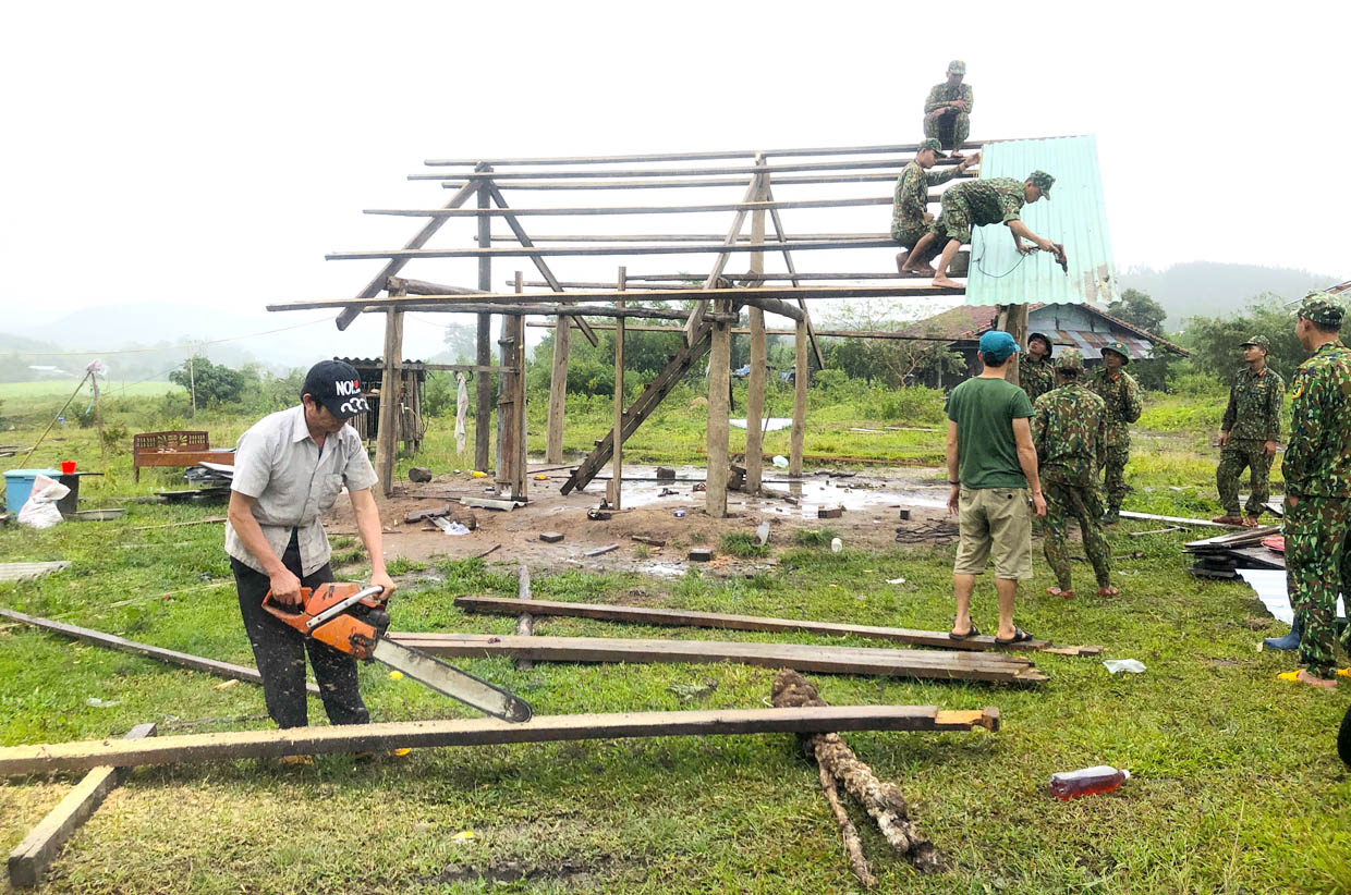 Cán bộ, chiến sĩ Trung đoàn Bộ binh 991 (Bộ Chỉ huy Quân sự tỉnh) giúp người dân huyện Kbang sửa chữa nhà ở sau bão số 9. Ảnh: Ngọc Minh