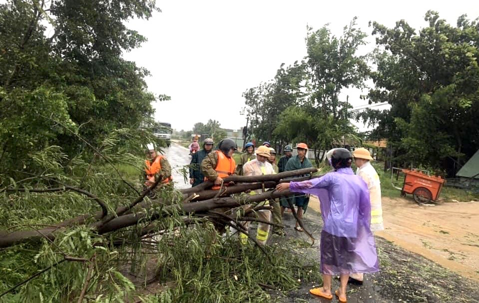 Lực lượng ứng trực phòng-chống thiên tai huyện Phú Thiện cắt dọn cây xanh ngã đổ trên đường giao thông. Ảnh: Lê Hòa
